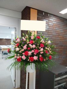ピンク・レッド系スタンド花、東京都世田谷へ