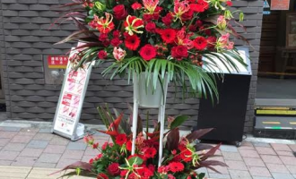 渋谷の劇場へスタンド2段レッド系