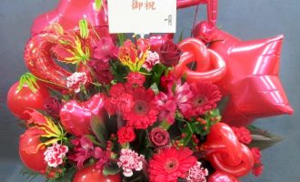 大阪へレッド系バルーンアレンジメント音符入り